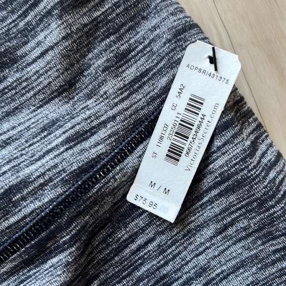 Victoria’s Secret Knock Out Capris Leggings Sz. Medium NWT - Picture 3 of 3